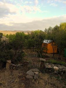 pomarańczowy dom pośrodku pola w obiekcie Casita de Montaña w mieście Cosquín