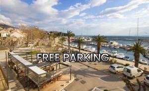 uma vista para uma marina com carros estacionados num parque de estacionamento em Bed and Breakfast Palac em Baška Voda