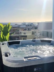 Fotografija v galeriji nastanitve Luxury Penthouse Valentin with jacuzzi v mestu Corralejo