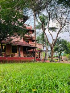 Un jardín fuera de House of Harmony, Auroville