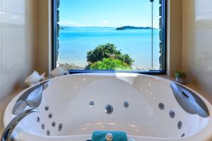 eine Badewanne mit Meerblick in der Unterkunft Edge 11 & Free Buggy - Hamilton Island in Hamilton Island