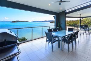 ein Esszimmer mit Meerblick in der Unterkunft Edge 11 & Free Buggy - Hamilton Island in Hamilton Island