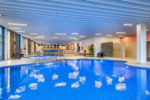 בריכת השחייה שנמצאת ב-Hilton Grand Vacations Club Craigendarroch Suites Scotland או באזור