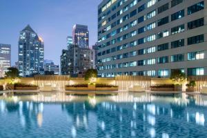 広州市にあるYuexiu Hotel Guangzhou Curio Collection By Hilton - Free shuttle between hotel and Exhibition Center during Canton Fair & Exhibitor registration Counterの大きな建物