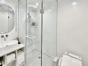 La salle de bains est pourvue d'une douche, de toilettes et d'un lavabo. dans l'établissement 东京上野超豪华4人间 东京超级中心设计师房间Ycod 上野公园3分钟 车站1分钟 超级繁华 免费wifi 戴森吹风, à Tokyo