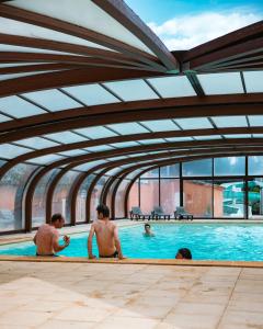 The swimming pool at or close to Hôtel du cros d'Auzon