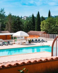 The swimming pool at or close to Hôtel du cros d'Auzon