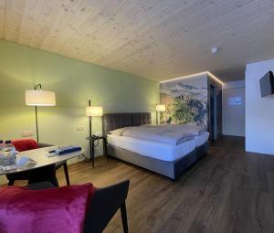 Кровать или кровати в номере Ferien- und Familienhotel Alpina Adelboden