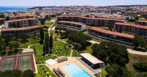 uma vista aérea de um campus com edifícios e um parque em Apartment Belleview em Lagos