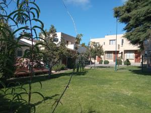 un parque frente a un edificio con bancos en Cabanas Piedras Preciosas, en El Quisco