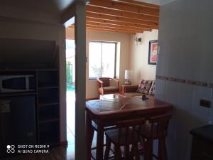 cocina con mesa y sillas en una habitación en Cabanas Piedras Preciosas, en El Quisco