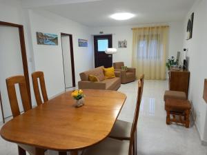 comedor con mesa y sala de estar en Casa d'Avó, en Araújo