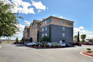 um grande edifício com carros estacionados num parque de estacionamento em Staybridge Suites Las Cruces, an IHG Hotel em Las Cruces