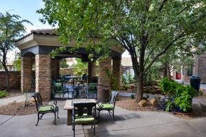 um gazebo com cadeiras e mesas e uma mesa em Staybridge Suites Las Cruces, an IHG Hotel em Las Cruces