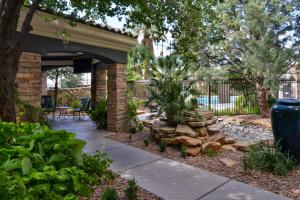 um jardim com um pátio com uma parede de pedra em Staybridge Suites Las Cruces, an IHG Hotel em Las Cruces