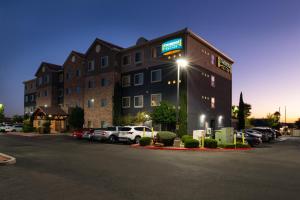 um hotel com carros estacionados num parque de estacionamento em Staybridge Suites Las Cruces, an IHG Hotel em Las Cruces