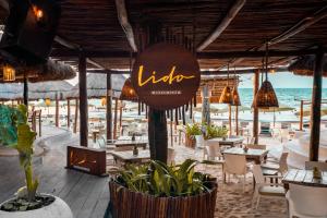 Un restaurant sau alt loc unde se poate mânca la Hotel Colibri Beach