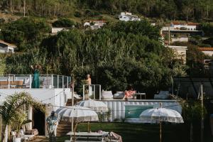 een groep mensen op het dak van een huis bij We Surf House in Figueira da Foz