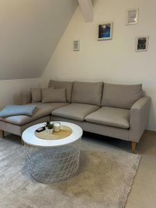 - un salon avec un canapé et une table dans l'établissement Ferienwohnung AS 5 One & Two Bamberg - Parkplatz, Balkon, à Hallstadt