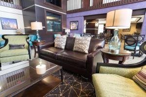 Зона вітальні в Drury Inn & Suites Atlanta Airport