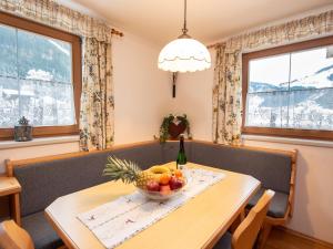 uma sala de jantar com uma mesa com uma taça de fruta em apartment Johann in Wald im Pinzgau with balcony em Wald im Pinzgau