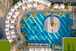 uma vista superior de uma piscina em Kirman Belazur Resort & Spa em Belek