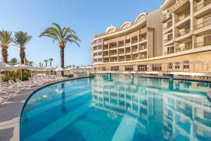 uma piscina em frente a um hotel em Kirman Belazur Resort & Spa em Belek