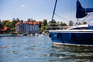 un barco azul está atracado en un cuerpo de agua en Ach Mazury, en Mikołajki