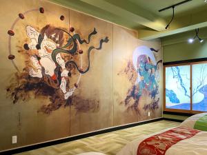 - une chambre ornée d'une peinture murale dans l'établissement Osaka Ukiyoe Ryokan, à Osaka