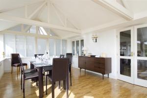 een eetkamer met een tafel en stoelen bij High Grassings Country House in Ambleside