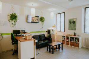 uma sala de estar com um sofá e uma mesa em Ostello S. Fosca - CPU Venice Hostels em Veneza