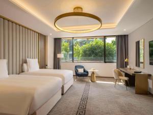 ドバイにあるBanyan Tree Dubai at Bluewatersのベッド2台と大きな窓が備わるホテルルームです。