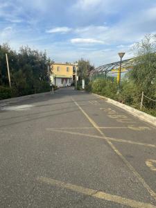 eine leere Straße mit einem Gebäude in der Ferne in der Unterkunft Beteyà Hostel Don Bosco in Catania