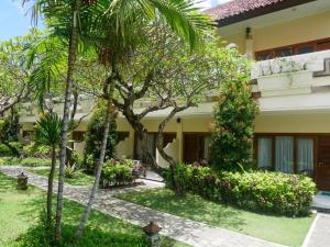 un edificio con palmeras delante en Marine Bay Sanur, en Sanur