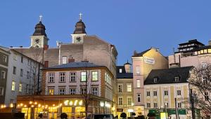 リンツにあるLINZ CITY CENTER - Historisches Apartment & Refugiumの夜の街並み