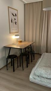 Ένα ή περισσότερα κρεβάτια σε δωμάτιο στο Helsinki Airport Apartment