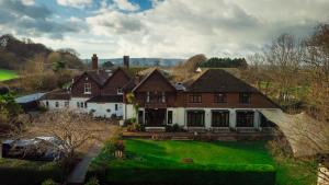 een luchtzicht op een huis met een groen gazon bij Tottington Manor Hotel in Henfield