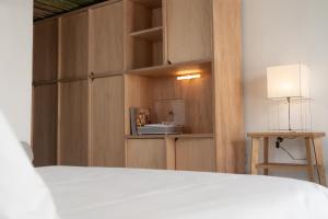 um quarto com uma cama, uma mesa e um candeeiro em Vitaminas - Casa de Playa y Café em Punta del Este