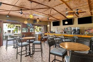 een restaurant met tafels en stoelen en een bar bij Sheraton Vistana Resort Villas, Lake Buena Vista Orlando in Orlando