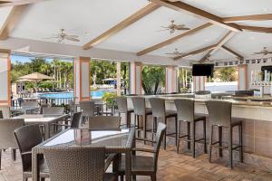 een restaurant met tafels en stoelen en een zwembad bij Sheraton Vistana Resort Villas, Lake Buena Vista Orlando in Orlando