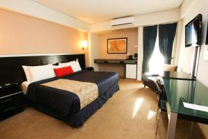 เตียงในห้องที่ Hotel Colón Plaza Business Class