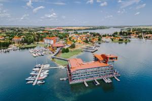 eine Luftansicht auf einen Yachthafen mit Booten im Wasser in der Unterkunft Hotel Mikołajki Leisure & SPA - Destigo Hotels in Mikołajki