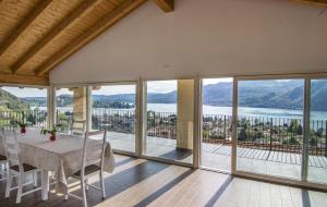 una sala da pranzo con tavolo e vista sull'acqua di B&B Il Barsot a Pettenasco