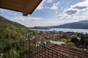 balcone con vista sulla città e sul lago. di B&B Il Barsot a Pettenasco