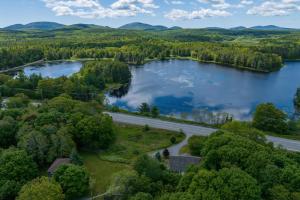 eine Luftansicht auf einen See und eine Autobahn in der Unterkunft Cozy Pond Side Cottage in Bar Harbor! [The Nook] in Bar Harbor