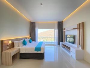 - une chambre avec un grand lit et une grande fenêtre dans l'établissement Zasgo Hotel, à Labuan Bajo