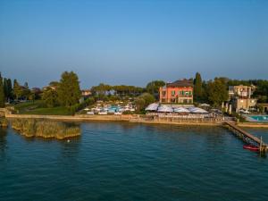 uma vista aérea de um rio com casas e edifícios em Villa Pioppi Hotel em Sirmione