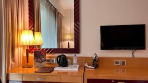 A television and/or entertainment centre at Dubai Grand Hotel by Fortune, Dubai Airport