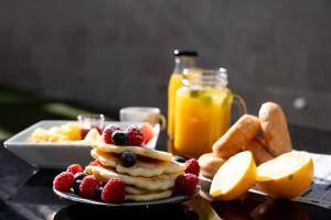 une assiette de crêpes avec des fruits sur une table dans l'établissement HF Fenix Music, à Lisbonne