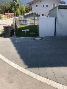 un patio con una señal en el lateral de una entrada en Ferienwohnungen Mountainfloor - Chiemgau Karte, en Inzell